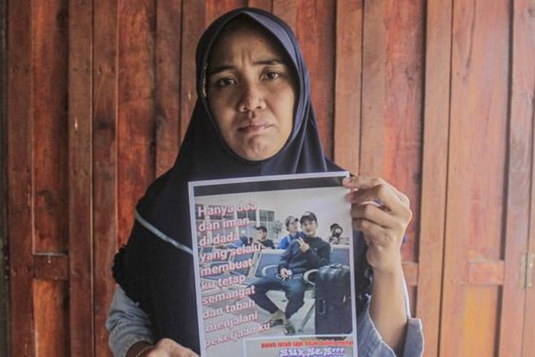 Rika, kakak perempuan dari Sepri (24), salah satu Anak Buah Kapal (ABK) Long Xing 629 menunjukkan foto adiknya di Desa Serdang Menang, Sirah Pulau Padang, Kabupaten Ogan Komering Ilir, Sumatera Selatan, Sabtu (09/05). 