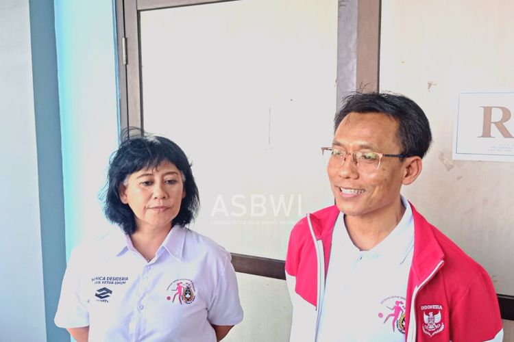Monica Desideria (kiri) dan Dr Zulkarnaen (kanan) merupakan dua sosok yang dijadikan perwakilan Asosiasi Sepak Bola Wanita Indonesia (ASBWI) untuk berjuang pada Kongres Luas Biasa (KLB) PSSI 2023, 16 Februari mendatang.