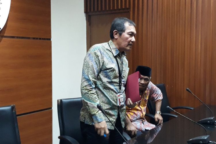 Wakil Ketua KPK Saut Situmorang dalam jumpa pers di Gedung KPK Jakarta, Jumat (12/10/2018).