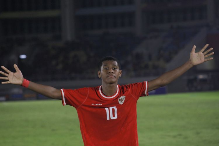 Pemain Timnas U16 Indonesia, Fadly Alberto, meryakan gol pada pertandingan Piala AFF U16 Indonesia vs Singapura yang berlangsung di Stadion Manahan, Solo, Jawa Tengah pada Jumat (21/6/2024).