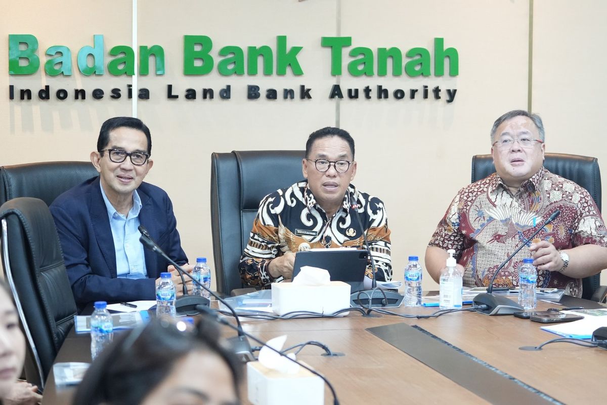 Kepala Badan Bank Tanah (BBT) Parman Nataatmadja, Pj Bupati Penajam Paser Utara (PPU) Makmur Marbun, dan Mantan Menteri Keuangan Bambang Brodjonegoro sepakat menawarkan investasi kepada investor di Tanah HPL BBT dengan skema HGB dan HGU.