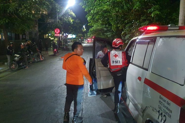 Proses evakuasi pelawak Eko Londo usai kecelakaan di Surabaya