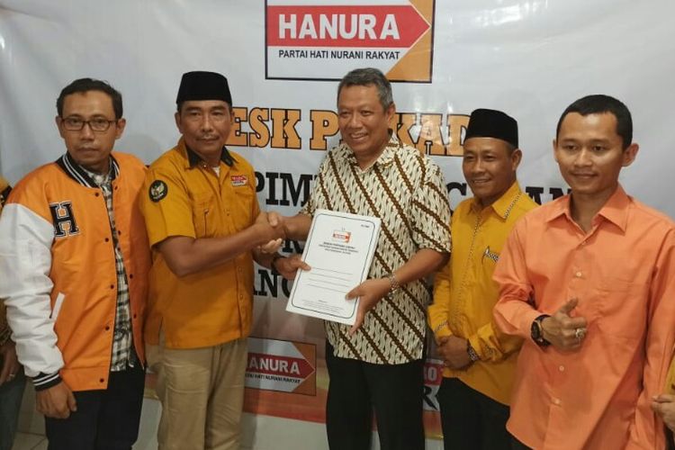 Wakil Wali Kota Tangerang Selatan Benyamin Davnie mengembalikan formulir pendaftaran bakal wali kota dan wakil wali kota Tangerang Selatan ke Dewan Pimpinan Cabang (DPC) Partai Hanura di Ruko Golden Road, Lengkong Gudang, Serpong, Tangsel, Jumat (6/12/2019) sore. 