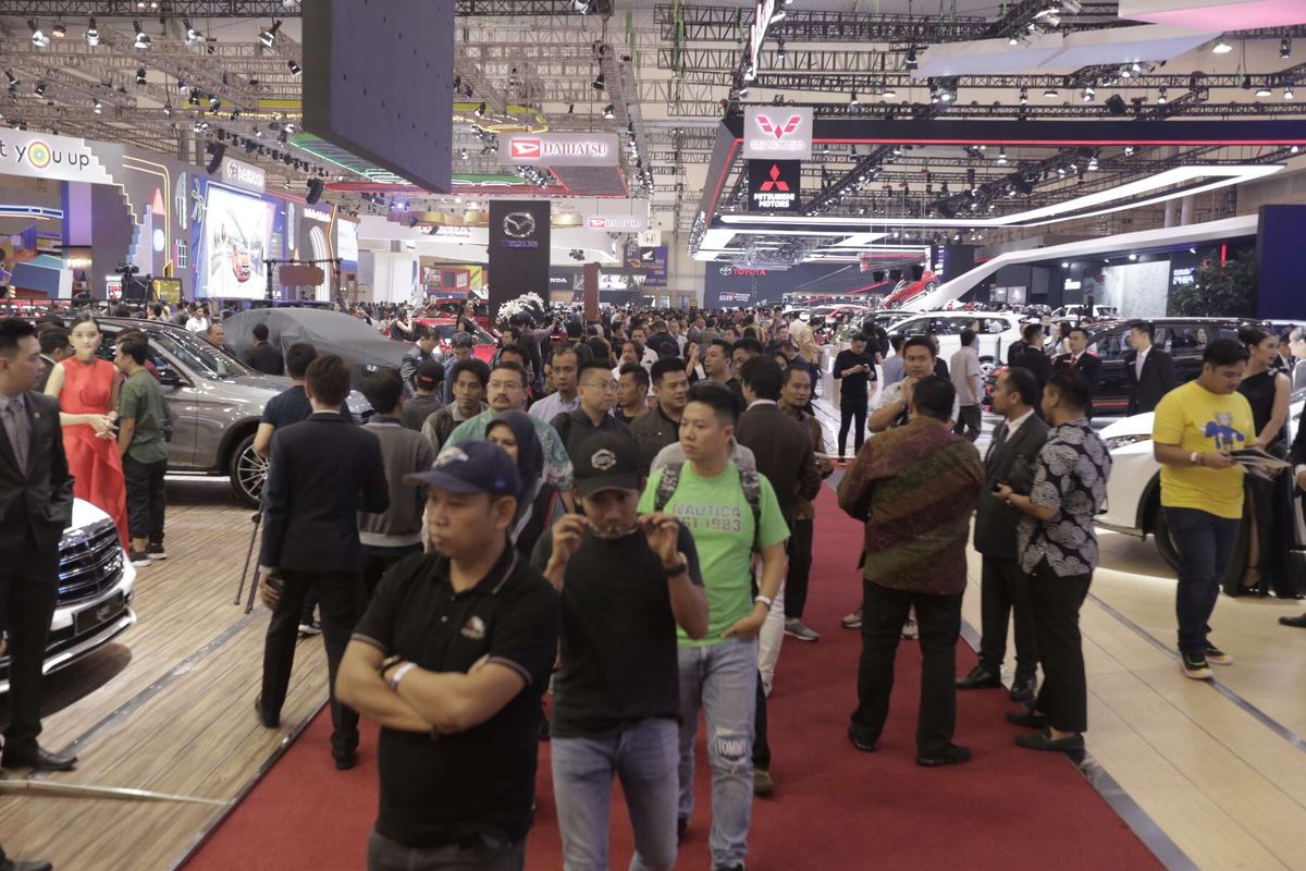 Suasana pameran Gaikindo Indonesia Internasional Auto Show (GIIAS) 2019 di Indonesia Convention Exebition (ICE) BSD, Serpong, Tangerang, Banten, Kamis (18/7/2019). GIIAS 2019 yang akan berlangsung 18 - 28 juli 2019  diikuti 20 merek kendaraan penumpang, 10 merek kendaraan komersil dan koroseri dan 12 merek sepeda motor.