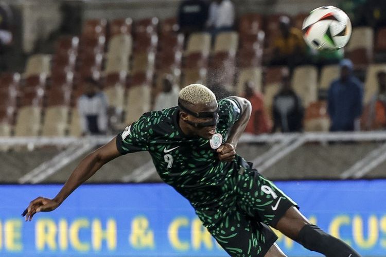 Penyerang Nigeria #9 Victor Osimhen menyundul bola dalam pertandingan Kualifikasi Piala Dunia 2026 zona Afrika Grup C antara Lesotho vs Nigeria di Stadion Peter Mokaba di Polokwane pada 10 Oktober 2025. (Foto oleh PHILL MAGAKOE / AFP) / ALTERNATE CROP