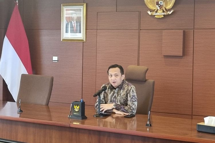 Deputi Bidang Koordinasi Pertambangan dan Investasi Septian Hario Seto saat konferensi pers tentang hasil audit BPKP terkait rencana impor KRL bekas di kantornya, Jakarta,  Kamis (6/4/2023).
