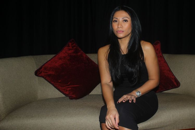 Anggun C Sasmi dalam wawancara khusus bersama Kompas.com di Hotel Mandarin Oriental, Jakarta Pusat, Sabtu (2/12/2017). Dalam kesempatan ini Anggun banyak bercerita tentang singel terbarunya yang berjudul What We Remember dan rencana peluncuran albumnya yang ke-8.