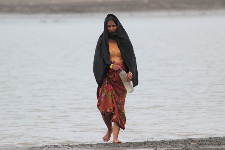 Salah seorang pengungsi Rohingya saat mengambil air Pantai Mercusuar di Desa Karang Gading, Kecamatan Labuhan Deli, Kabupaten Deli Serdang, Sumatera Utara, Minggu (7/1/2024) 