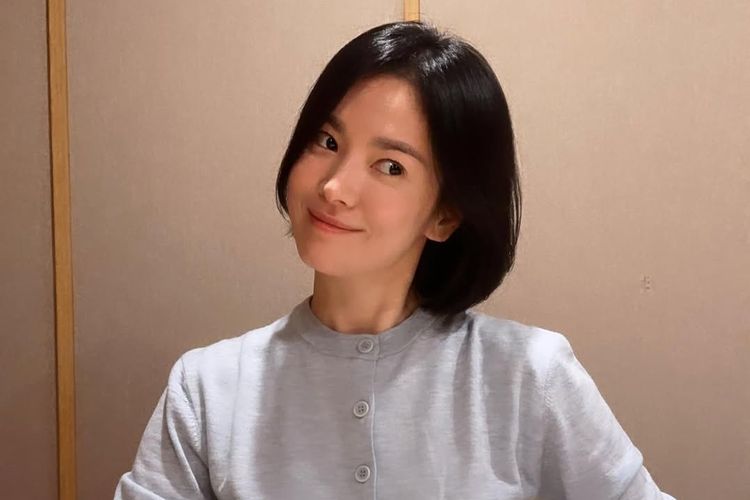 Song Hye Kyo dengan gaya rambut straight simple bob.