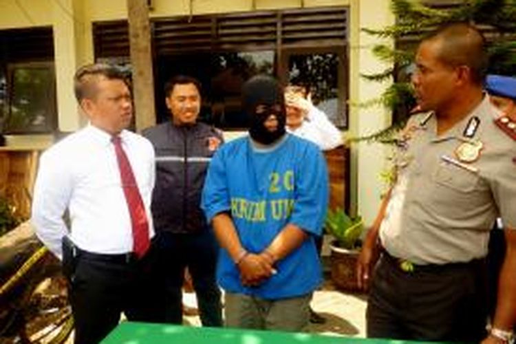 Rukito (35) warga Bergas, Kabupaten Semarang, tersangka pencurian sepeda motor ini sempat lari ketika akan digelandang ke Mapolres Semarang dengan cara melemparkan anaknya ke petugas