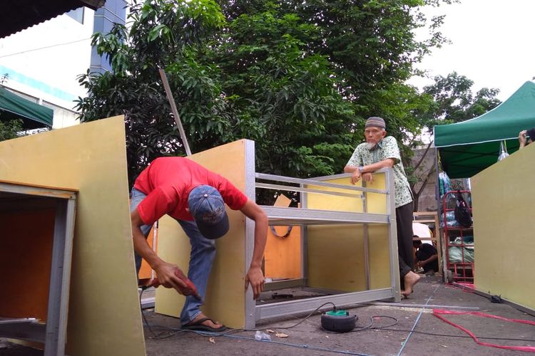 Sejumlah pedagang di Pasar Kosambi tengah menyiapkan meja untuk kembali berjualan, Rabu (29/5/2019).