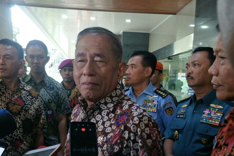 Menteri Pertahanan Ryamizard Ryacudu membesuk Menteri Koordinator Bidang Politik, Hukum, dan Keamanan Wiranto di RSPAD, Jakarta, Jumat (11/10/2019).