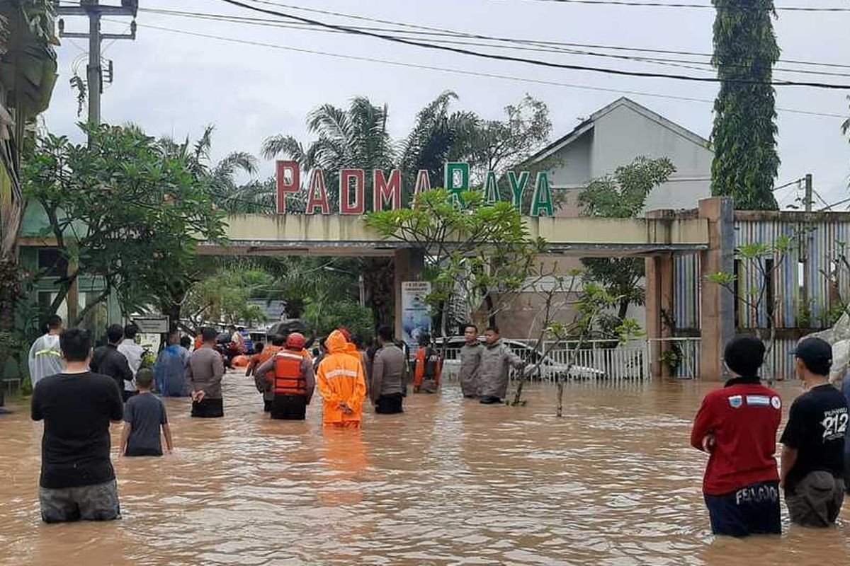 Petugas melakukan evakuasi warga di Perumahan Padma Raya, Kaujon, Kota Serang. Banjir merendam perumahan tersebut setinggi lima meter
