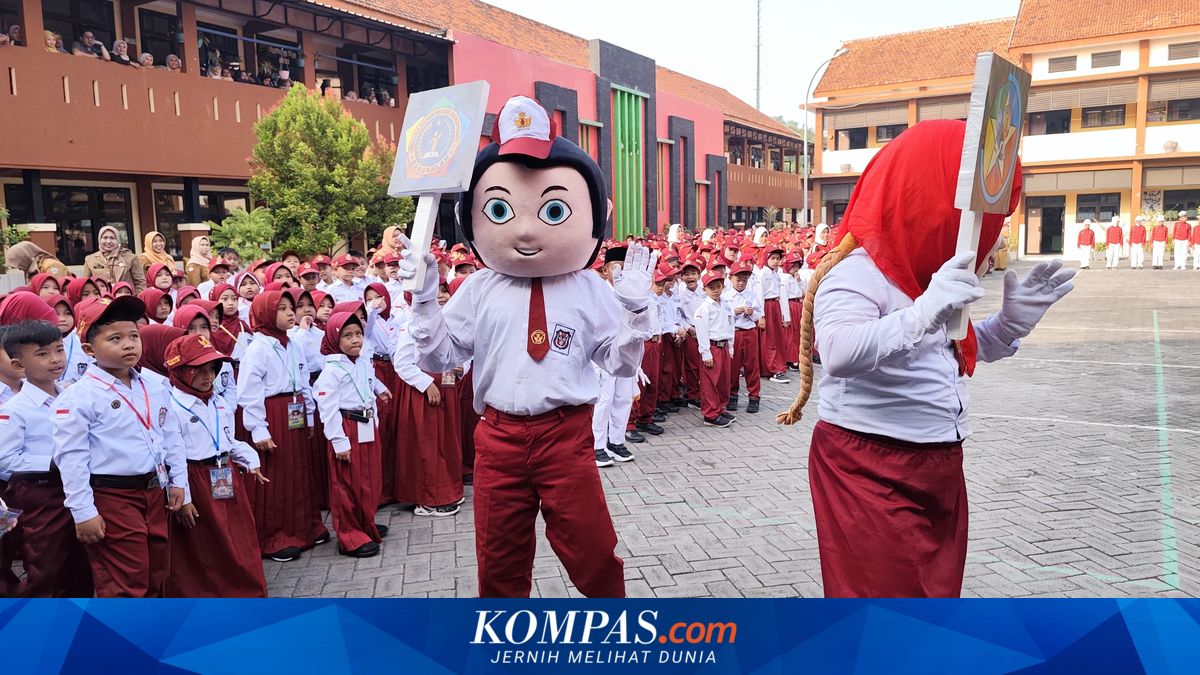Badut Meriahkan MPLS di Bangkalan, Siswa Diajak Gantung Cita-cita di Pohon Impian