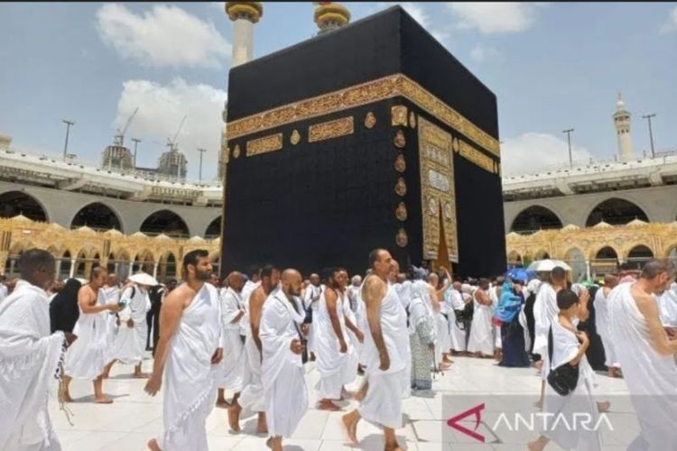 Jamaah melakukannya tawaf mengelilingi Ka'bah di Masjidil Haram, Mekkah, Arab Saudi, Rabu (3/8/2022).  