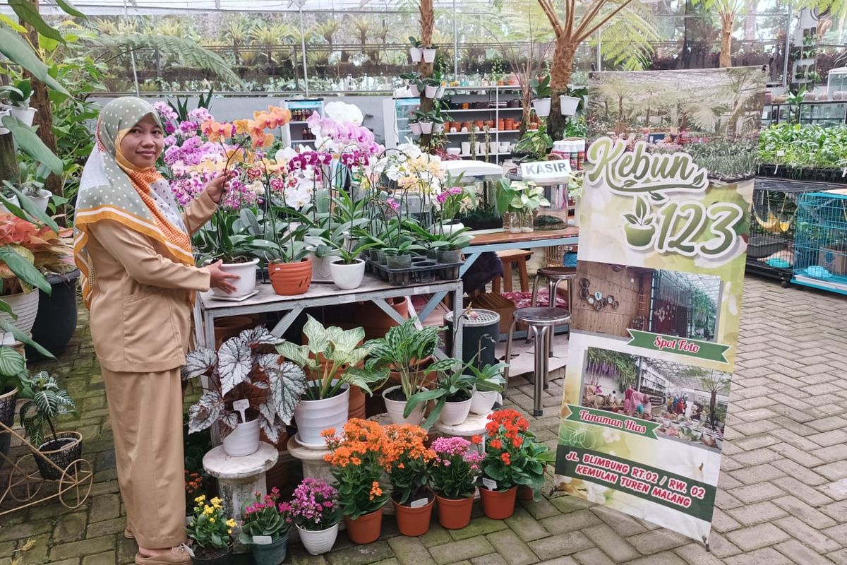 Rohmatul Jannah saat berada di kebun tanaman hias miliknya, Kebun 123 di Malang