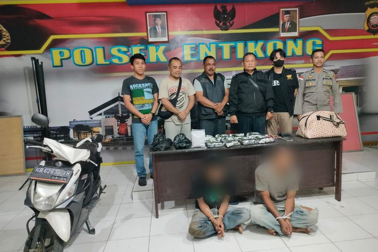 Dua orang kurir, berinisial S dan EJ ditangkap atas dugaan penyelundupan 8 kilogram sabu dan 4.370 butir ekstasi dari Malaysia, via Pos Lintas Batas Negara (PLBN) Entikong, Kabupaten Sanggau, Kalimantan Barat (Kalbar), Minggu (19/2/2023) malam.