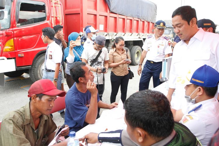 Wali Kota Semarang Hendrar Prihadi meninjau penindakan truk bertonase melebihi aturan di Jalan Kaligawe, Semarang, pada Senin sore (10/7/2017). Tujuh truk yang berbobot lebih dari 10 ton ditilang dan dipulangkan. Bobot kendaraan yang berlebih membebani jalan-jalan di Semarang, khususnya wilayah pantura, sehingga sering rusak.