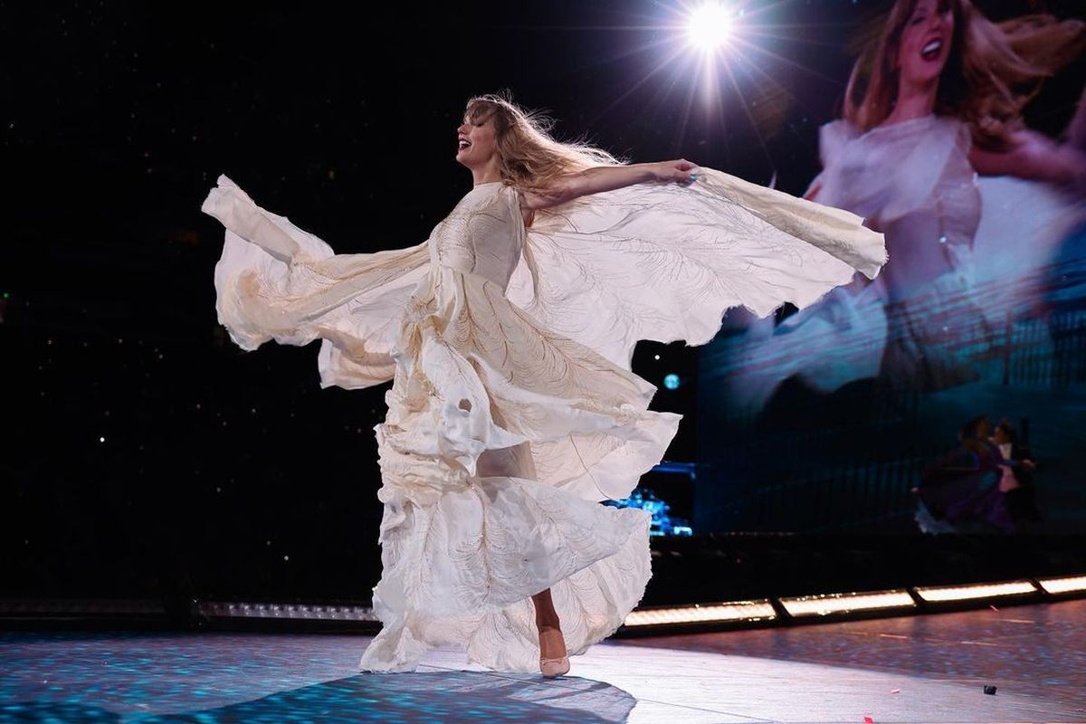 Taylor Swift mengenakan gaun Alberta Ferretti saat menyanyikan lagu-lagu dari album folklore.