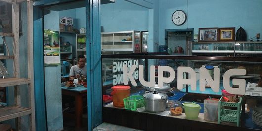 Warung Lontong Kupang Bu Ning di bilangan Pasar Keraton, Pasuruan, Jawa Timur, Selasa (5/6/2018). Lontong kupang merupakan salah satu makanan khas Pasuruan