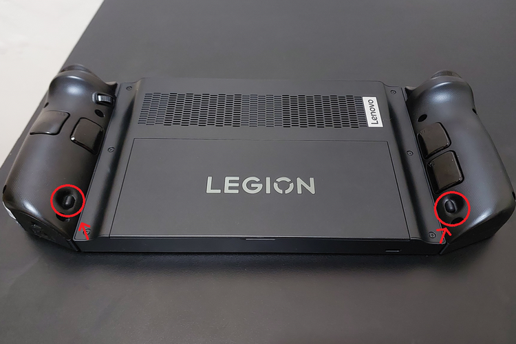 Untuk menggunakan FPS Mode di Lenovo Legion Go, pengguna harus melepas controller tersebut dengan menekan tombol Release Button
