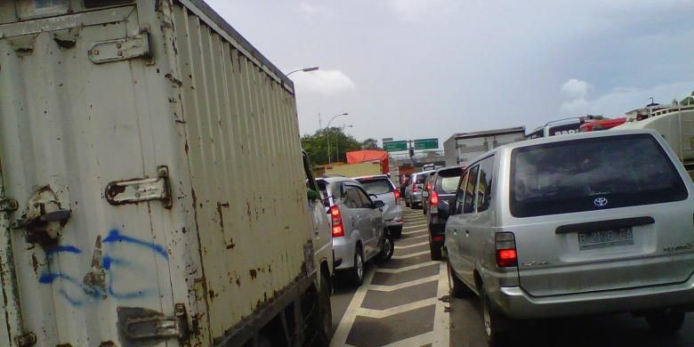Antrean kendaraan di gerbang tol Balaraja Timur, tol Jakarta-Merak kilometer 36, Serang, Banten, Jumat (11/1/2013).

