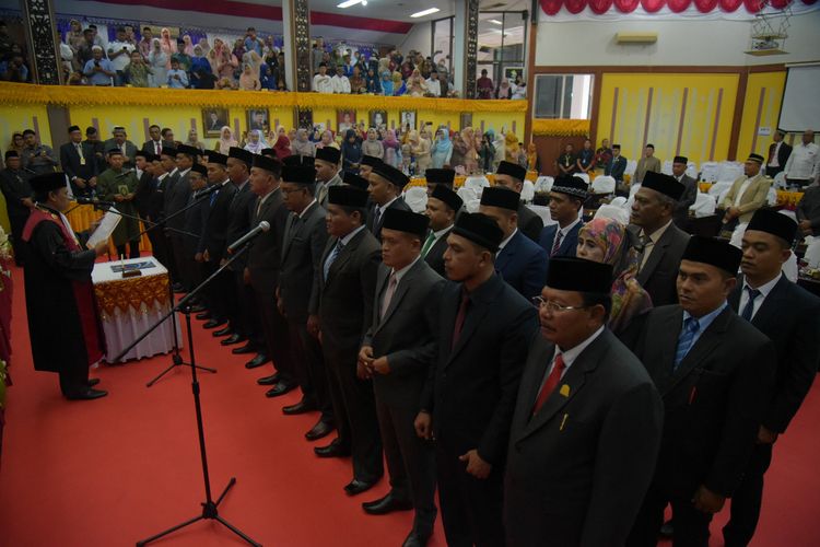 Prosesi pelantikan anggota DPRD Aceh Utara di Gedung DPRD Aceh Utara, Aceh, Senin (2/9/2019)