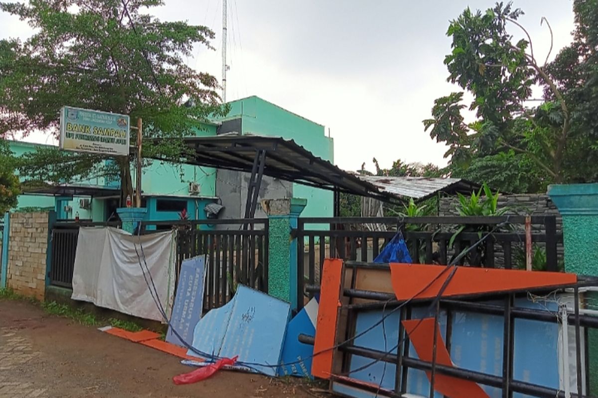 Atap Lantai Dua Gedung Puskesmas Bambu Apus Pamulang Tangerang Selatan Rusak Akibat Hujan Angin Senin Sore