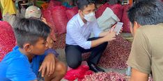Cek Langsung ke Pasar Sukomoro, Wagub Emil Dapati Harga Bawang Merah Turun