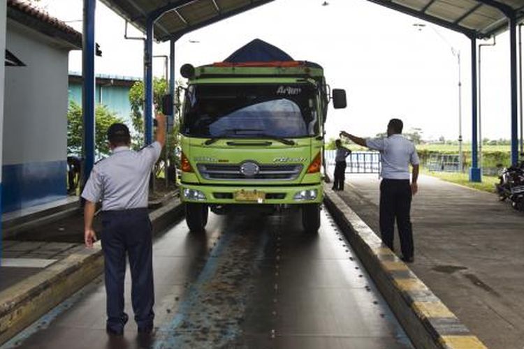 Petugas melakukan penimbangan kepada sebuah truk di Jembatan Timbang Lohbener, Indramayu, Jawa Barat, Jumat (26/7/2013). Menurut peraturan, hanya truk dengan beban 8-10 ton yang diizinkan untuk melintas di Jalur Pantura, jika lebih maka pengemudi akan ditilang. 
