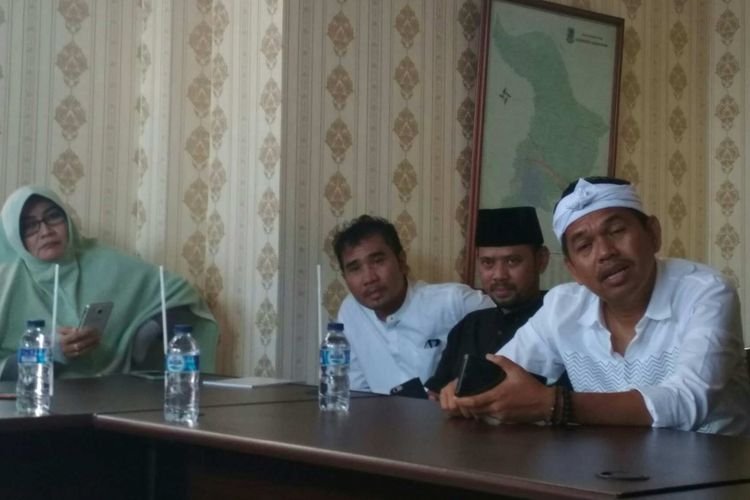 Dedi Mulyadi saat membeberkan hasil blusukan di Karawang beberapa hari terakhir.