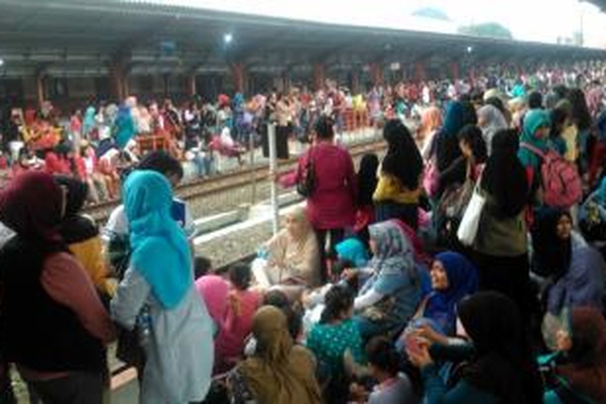 Ribuan penumpang tujuan Bekasi menumpuk di Stasiun Jakarta Kota, Sabtu (9/5/2015) sore.