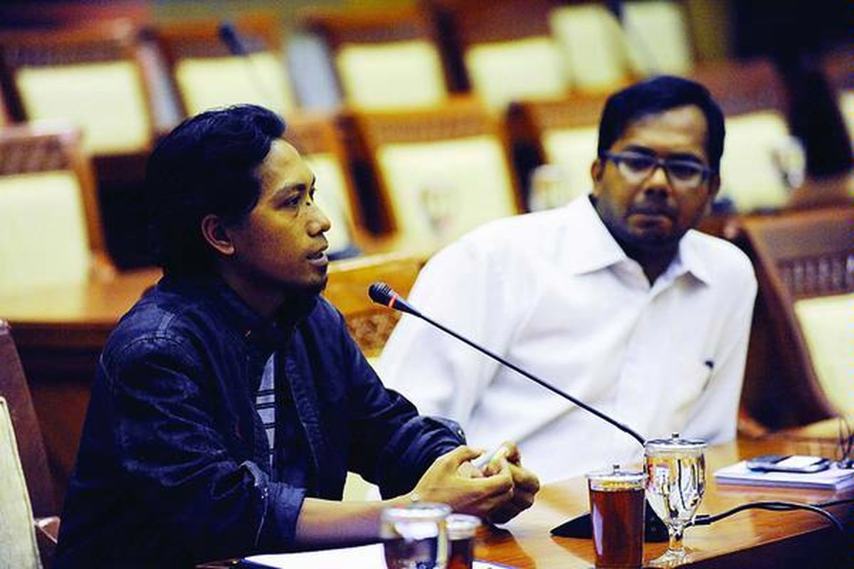 Koordinator Kontras Haris Azhar (kanan) mendampingi perwakilan warga Bima, Julhaidin alias Rangga, saat mengadu ke Komisi III DPR di Gedung DPR, Senayan, Jakarta, Kamis (5/1). Berdasarkan hasil investigasi Kontras bersama pihak lain,   kepolisian melakukan pelanggaran hak asasi manusia berat ketika membubarkan aksi unjuk rasa di Pelabuhan Sape, Nusa Tenggara Barat, pada 24 Desember 2011.