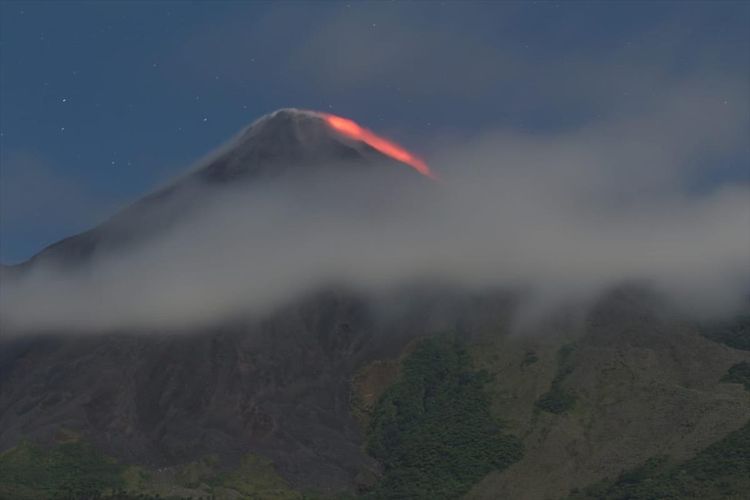 Gunung Karangetang meluncurkan guguran lava diambil dari Ulu Siau, Selasa (16/7/2019) malam