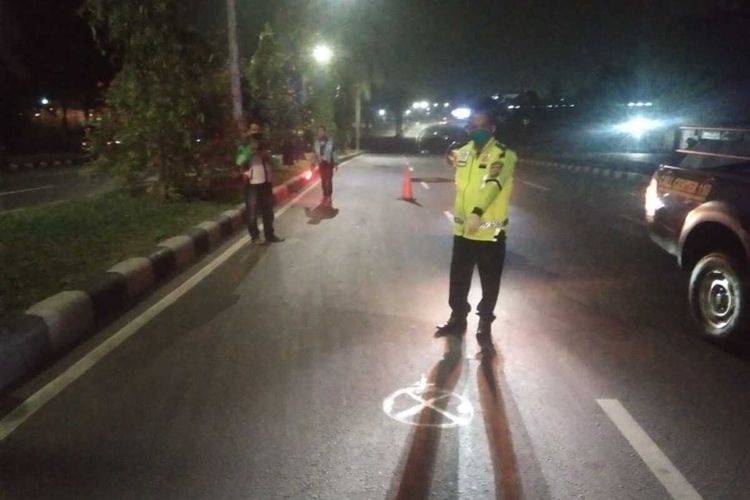 Petugas kepolisian melakukan olah tempat kejadian perkara di lokasi tabrak lari di Jalan Raya Alternatif Sentul, Desa Cijujung, Kecamatan Sukaraja, Kabupaten Bogor, Jawa Barat, Selasa (16/8/2022).