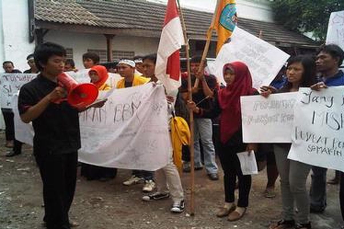 Mahasiswa dan tukang becak di Tegal berunjuk rasa menolak kenaikan harga bahan bakar minyak (BBM), Jumat (16/3/2012).