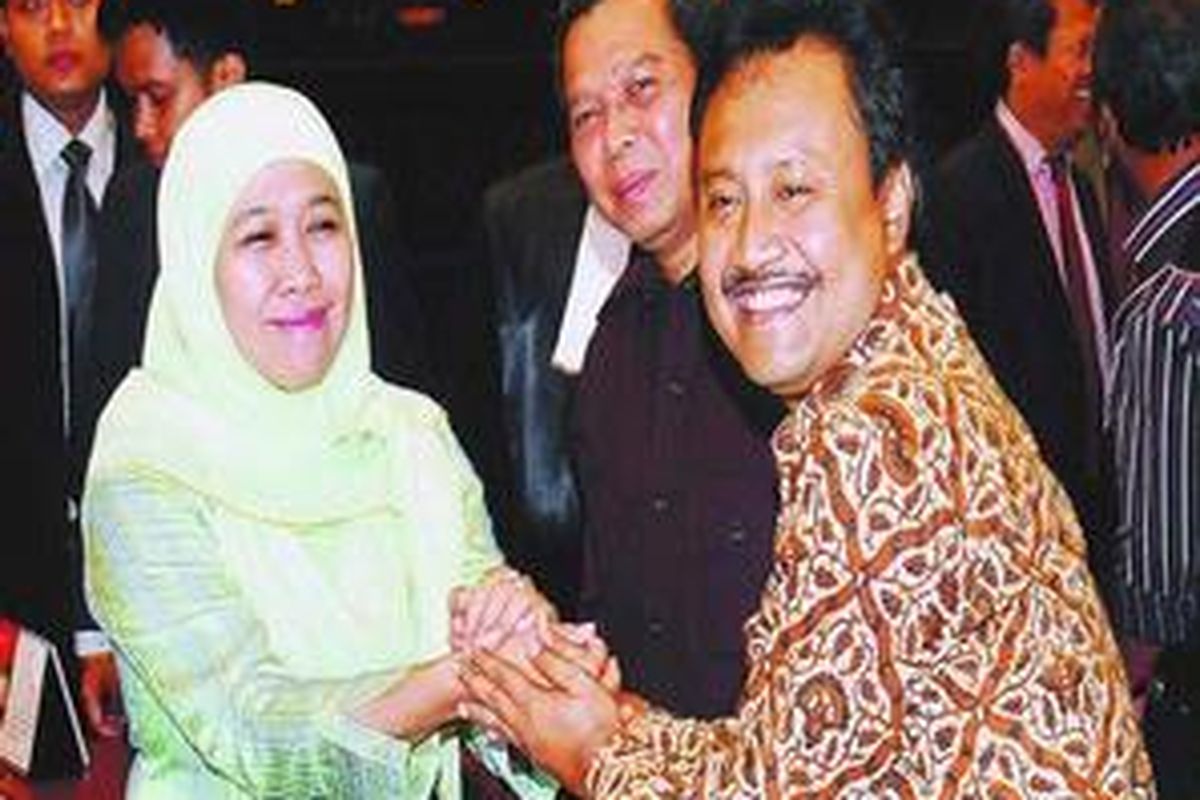 Calon gubernur dan wakil gubernur Jawa Timur, Khofifah Indar Parawansa (kiri) dan Mudjiono (tengah), berjabat tangan dengan calon wakil gubernur Jatim, Saifullah Yusuf, seusai sidang pembacaan amar putusan sengketa Pilkada Jawa Timur di Gedung Mahkamah Konstitusi, Jakarta, Selasa (2/12). 