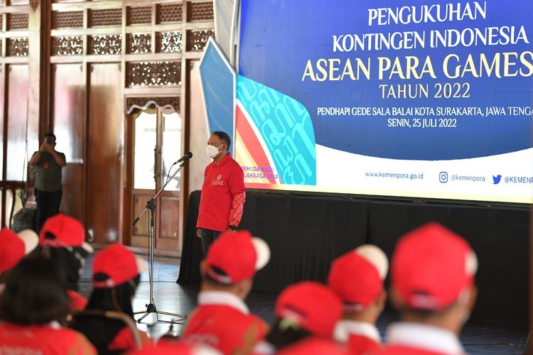 Menteri Pemuda dan Olahraga Zainudin Amali mengukuhkan kontingen Indonesia yang akan terjun pada ajang ASEAN Para Games (APG) 2022 Solo di Pendapa Balai Kota Surakarta, Senin (25/7/2022).