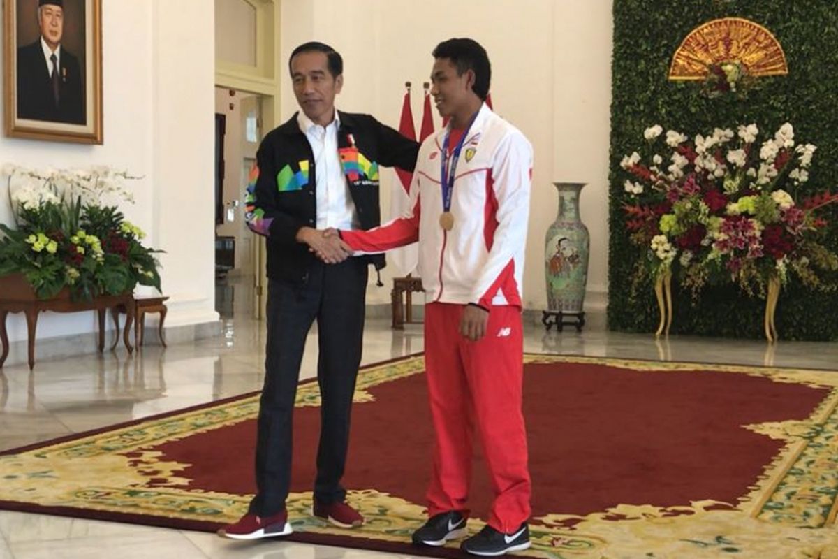 Presiden Joko Widodo saat menyambut juara lari 100 meter dunia under 20 Lalu Muhammad Zohri di Istana Presiden Bogor, Jawa Barat, Rabu (18/7/2018)