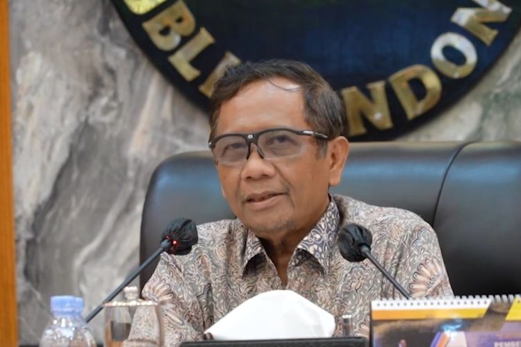 Menteri Koordinator Bidang Politik, Hukum, dan Keamanan (Menko Polhukam) Mahfud MD saat menerima kedatangan keluarga korban tragedi Kanjuruhan di Kemenko Polhukam, Jumat (6/1/2023).