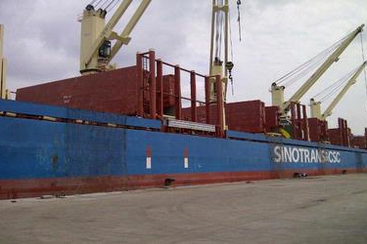 Kapal Yang Tze Brilliance yang mengangkut beras impor dari India tiba di Pelabuhan Panjang, Senin (20/2).