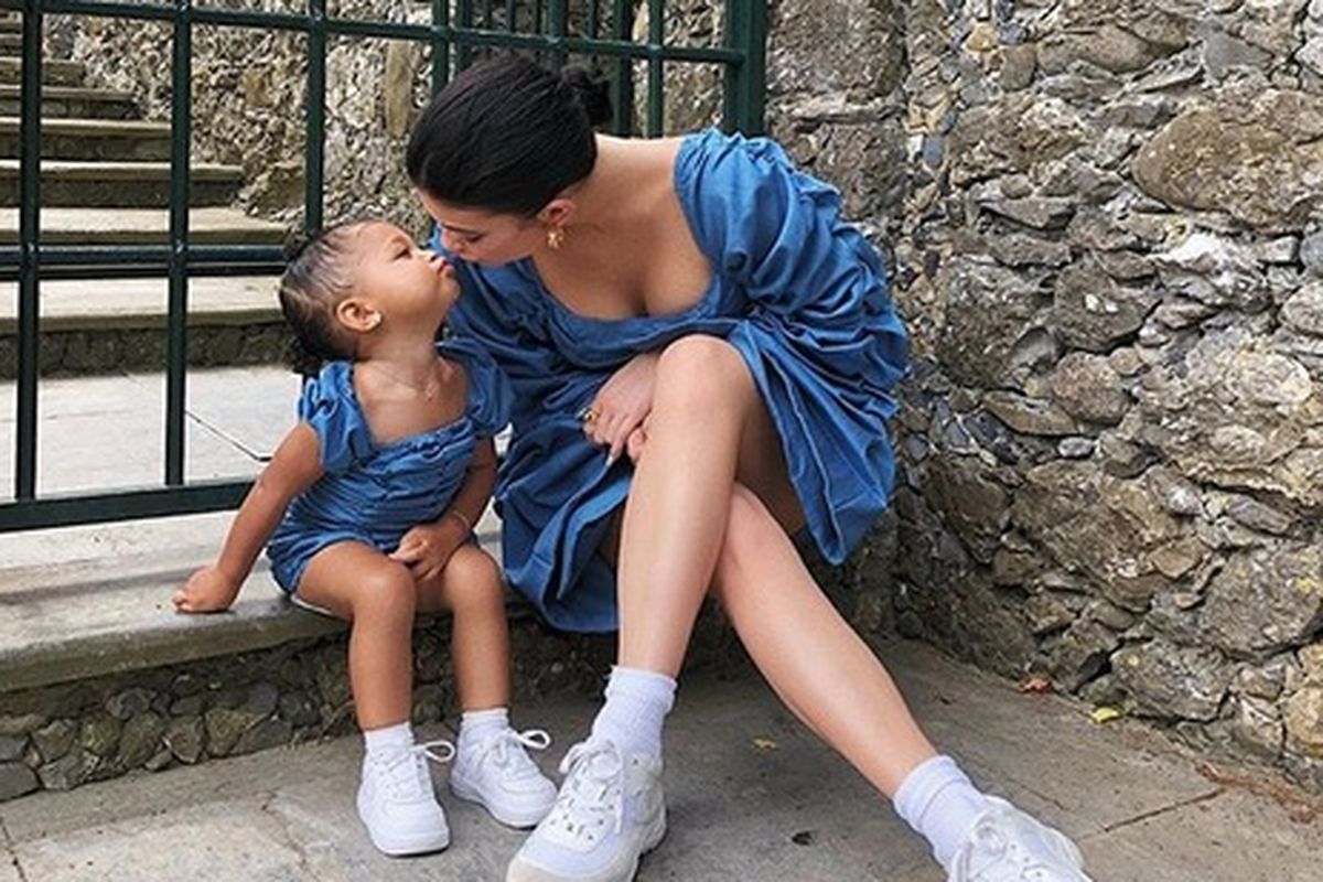 Kylie Jenner berpose dengan anak perempuannya Stormi, dalam balutan mini dress kembar.