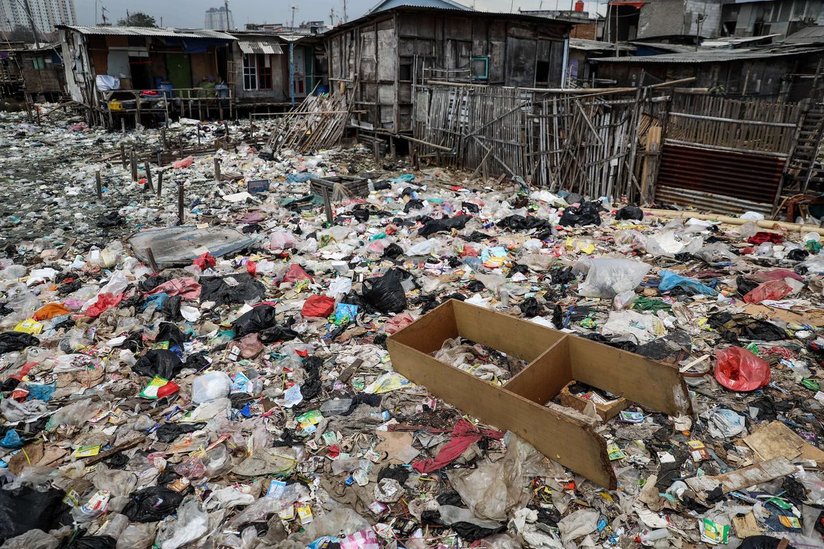 Suasana aktivitas di Kampung Bengek, Muara Baru, Penjaringan, Jakarta Utara, Kamis (29/8/2019). Timbunan sampah plastik telah memadati kawasan ini sejak lama karena kurangnya perhatian dari pemerintah setempat.