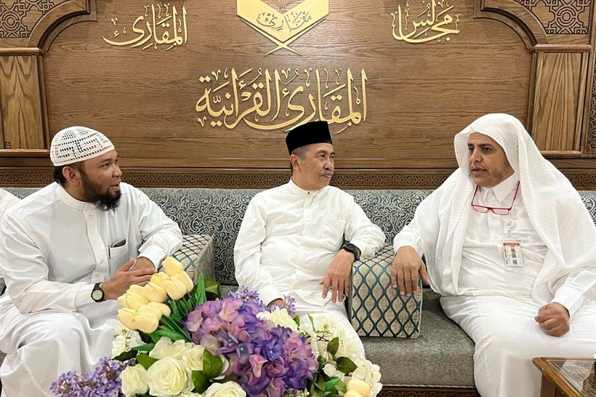 Gubernur Riau (Gubri) Syamsuar melakukan kunjungan kerja (kunker) ke Maqari Quraniyah di Madinah Al Munawwarah, Saudi Arabia, Minggu (25/9/2022). Adapun kunker tersebut untuk melakukan studi banding dan menjalin kerja sama dalam pembangunan Quran Center di Provinsi Riau. 
