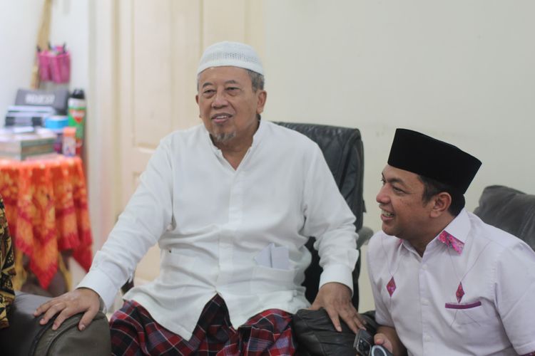 Zahrul Azhar Asumta atau Gus Hans, saat sowan kepada KH. Tamim Romly, salah satu kiai sepuh sekaligus jajaran pengasuh Pondok Pesantren Darul Ulum, Rejoso, Peterongan, Kabupaten Jombang, Jawa Timur, Kamis (29/8/2024).