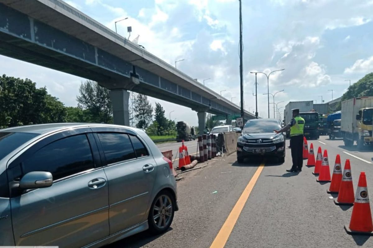 Kontraflow yang diberlakukan di Tol Jakarta-Cikampek arah Cikampek pada Jumat (2/4/2021) mulai KM 47-KM 61.