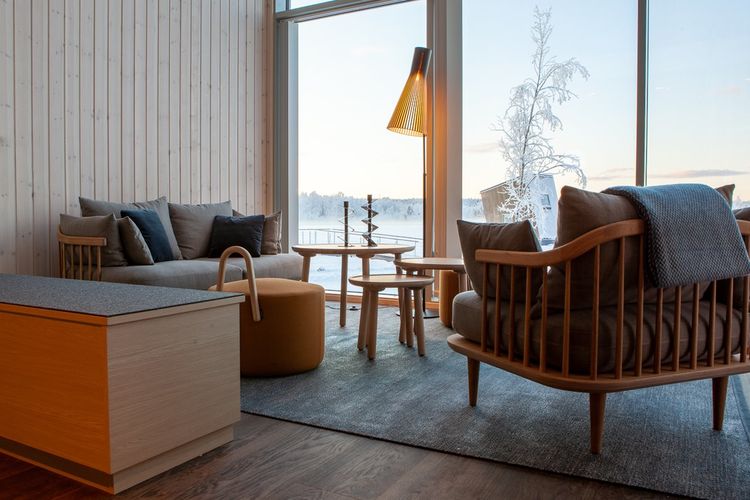 Ruang tamu kamar Suite di Arctic Bath. Di sini, kamu bisa menikmati pemandangan langit Swedia sembari menikmati interior bertemakan Scandi-chic.