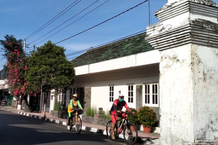 Suasana pesepeda tengah menikmati pagi di Yogyakarta.