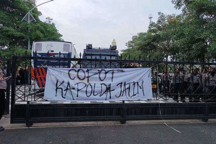 Massa mahasiswa demo markas Kapolda Jatim, Rabu (5/10/2022).