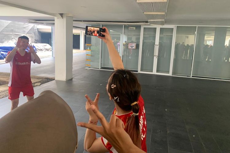 Ganda campuran nomor satu dunia, Zheng Si Wei/Huang Ya Qiong, berbaik hati melayani selfie dan memberikan tanda tangan kepada fan Indonesia dalam perhelatan Indonesia Open 2023 di Istora Senayan, Jakarta, pada Selasa (13/6/2023).